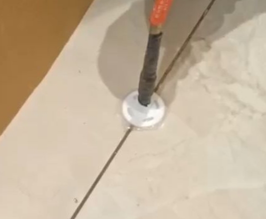 廊坊瓷砖空鼓维修公司专业解答瓷砖在铺贴过程中，如果没有涂抹均匀到位的粘结材料（如水泥砂浆或瓷砖胶），可能会导致以下问题